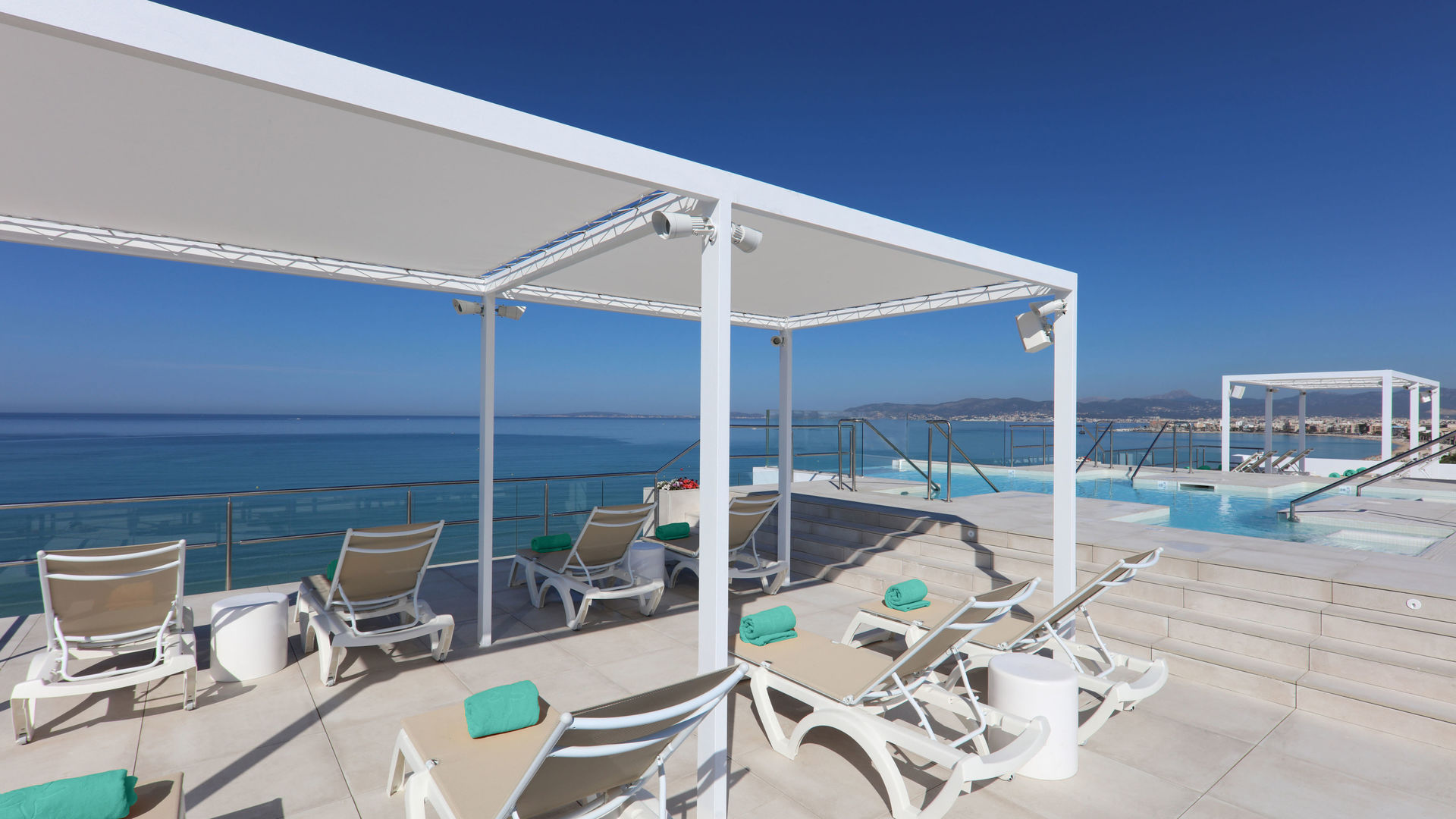 Solarium y piscina con jacuzzi en azotea hotel en Mallorca
