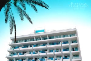 Themed pools - piscinas tematizadas construyó una piscina singular voladiza en la cubierta de un hotel en Mallorca.